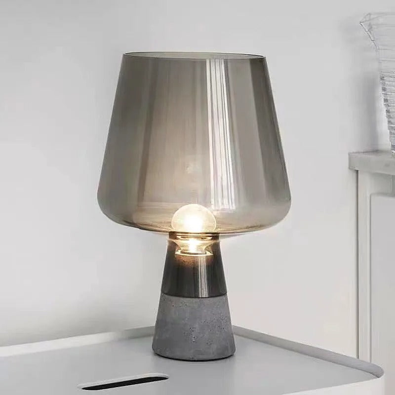 Lumora jantarová skleněná stolní lampa s pevným cementovým podstavcem
