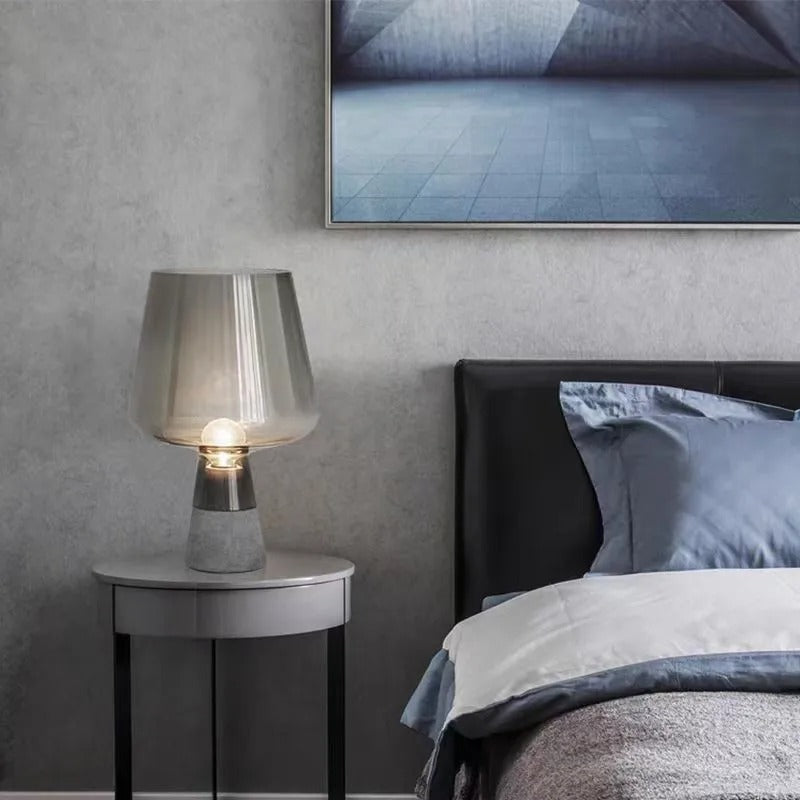 Lumora jantarová skleněná stolní lampa s pevným cementovým podstavcem