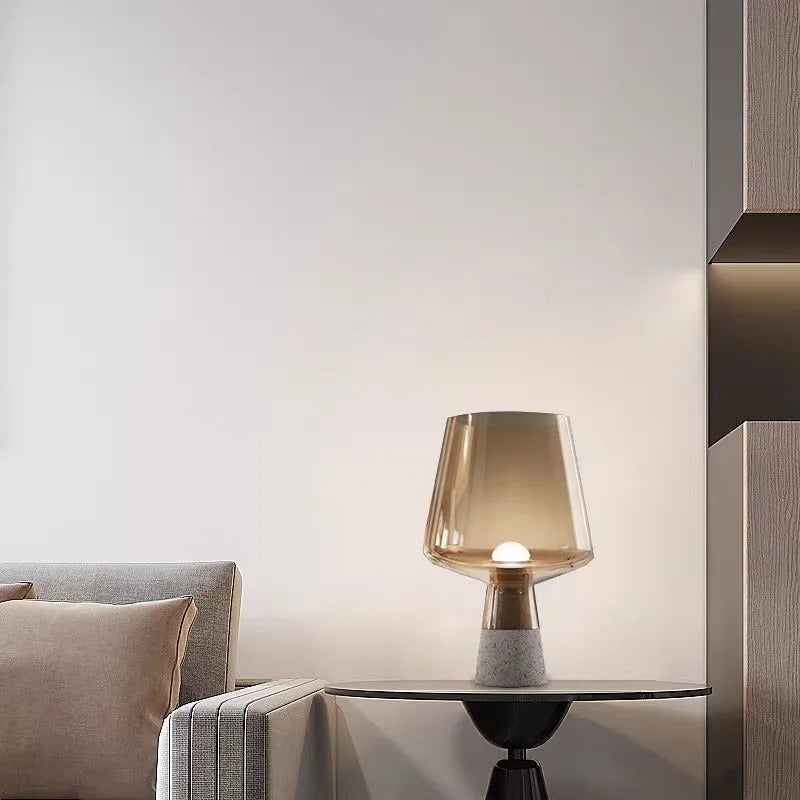 Lumora jantarová skleněná stolní lampa s pevným cementovým podstavcem