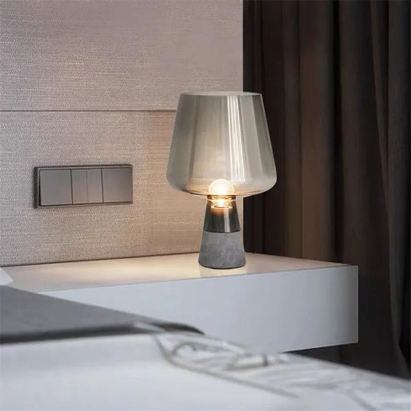 Lumora jantarová skleněná stolní lampa s pevným cementovým podstavcem