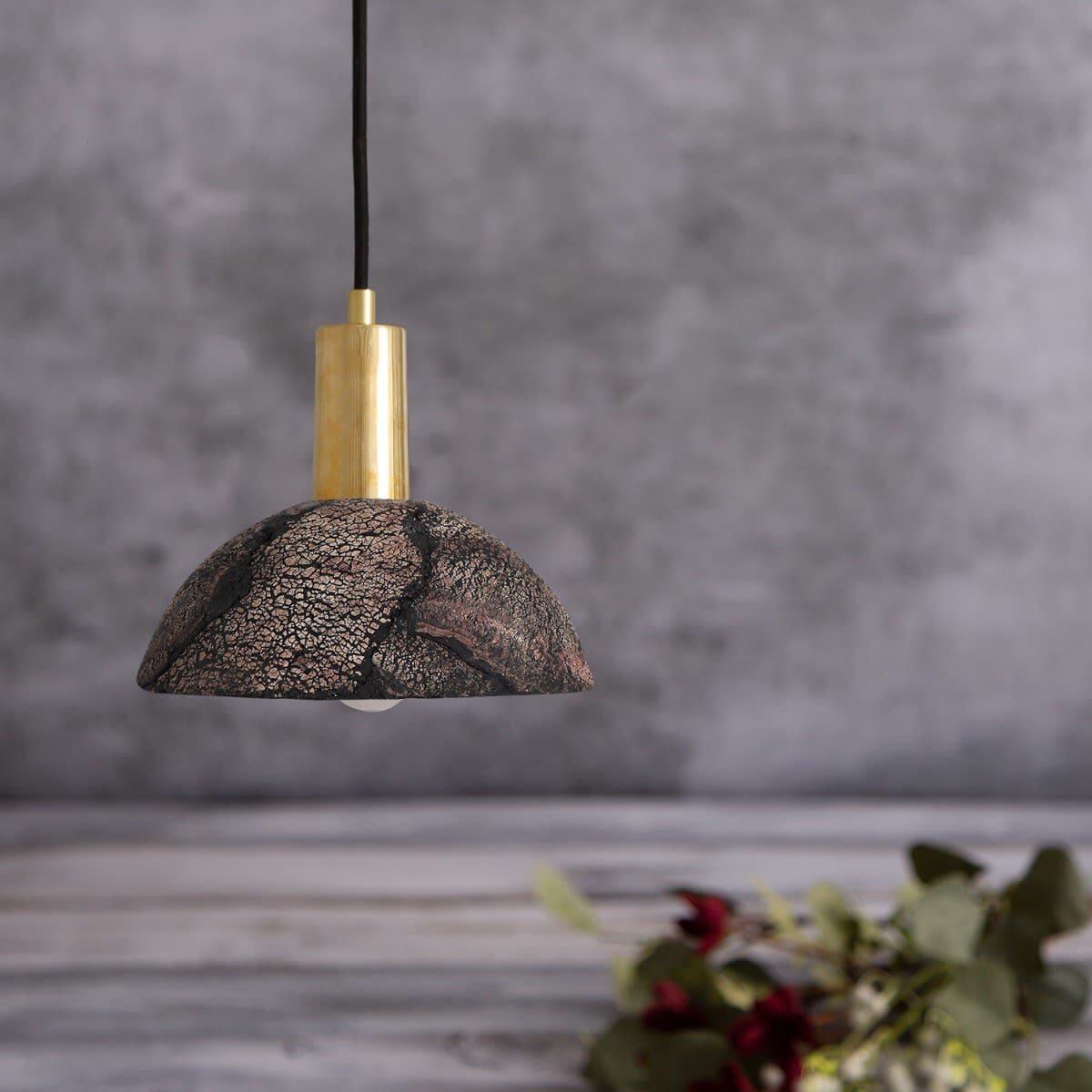 Lampada a sospensione a cupola in ceramica organica Liora 20cm in argilla nera | Lersk