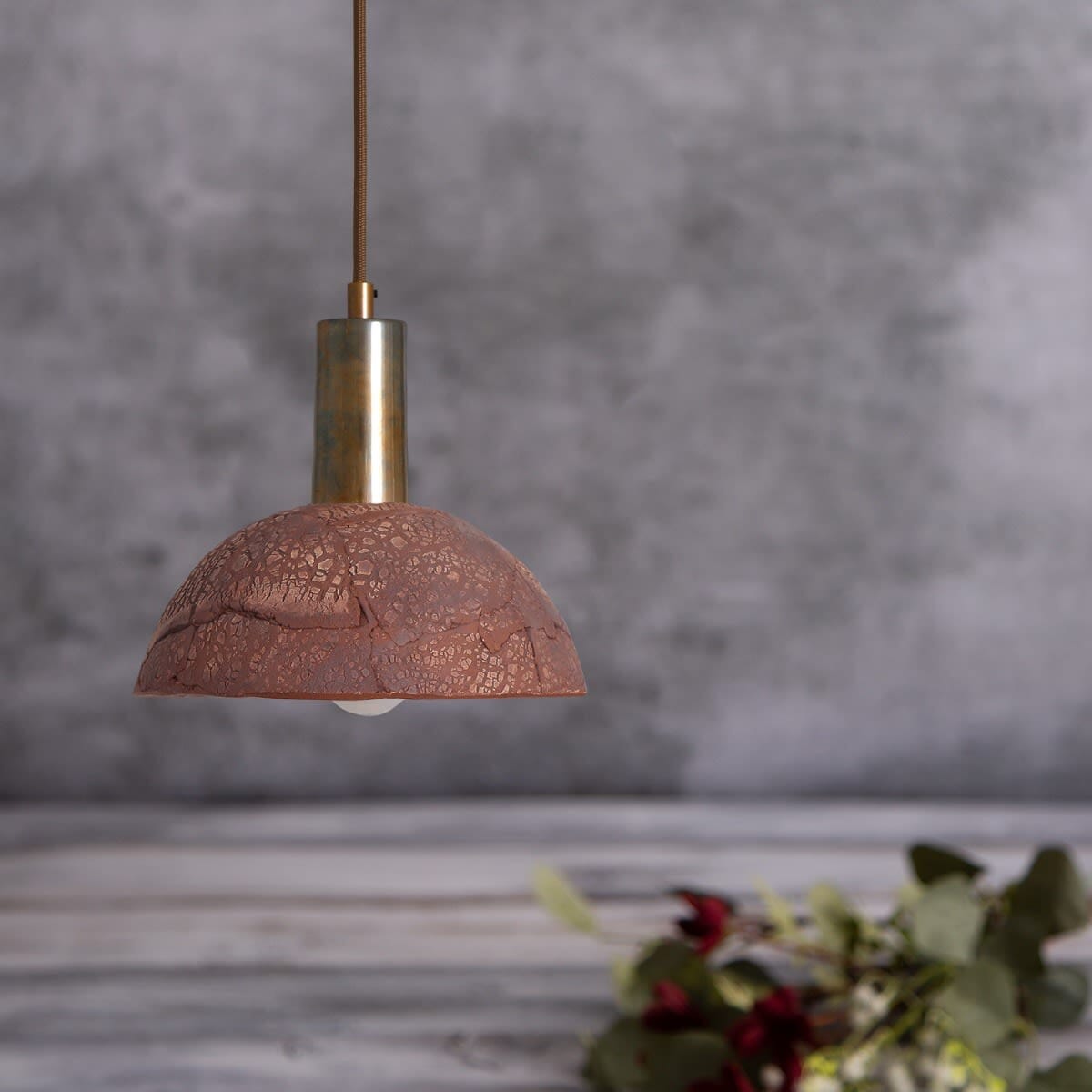 Závěsná lampa Novira Dome z organické keramiky, 20 cm, červená železná | Lersk