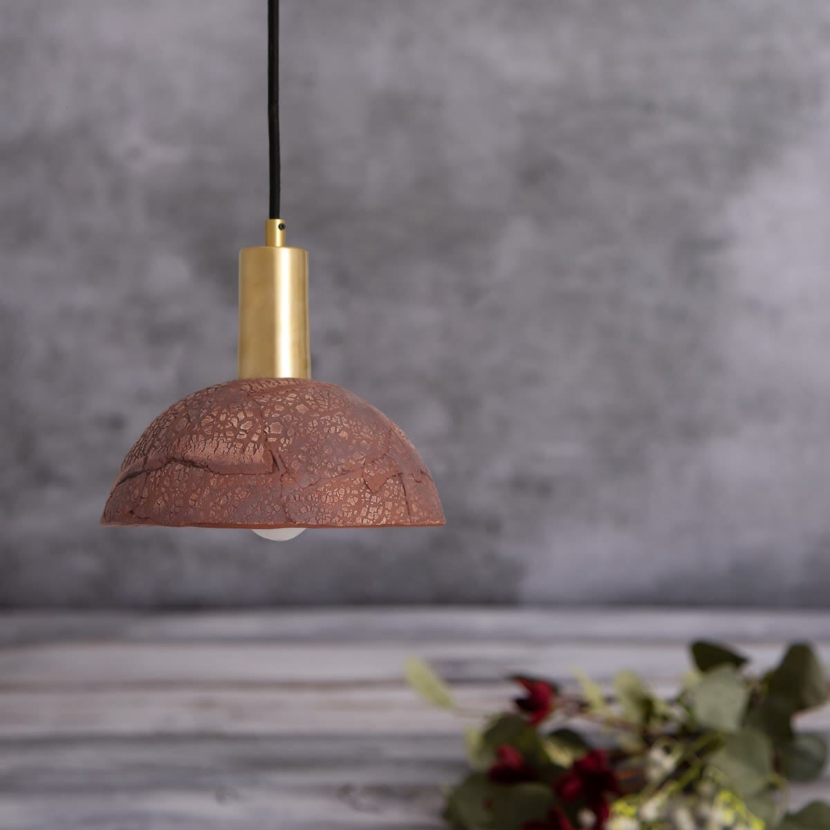 Závěsná lampa Novira Dome z organické keramiky, 20 cm, červená železná | Lersk