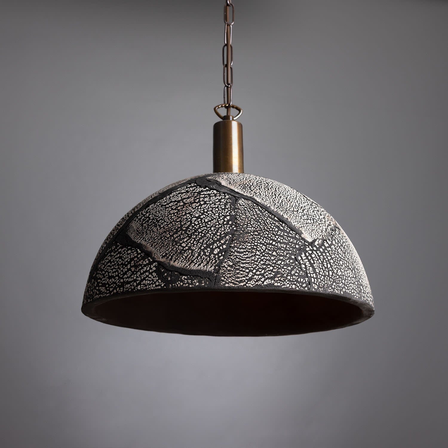Lampada a sospensione a cupola in ceramica biologica con argilla nera Liora, 37cm | Lersk