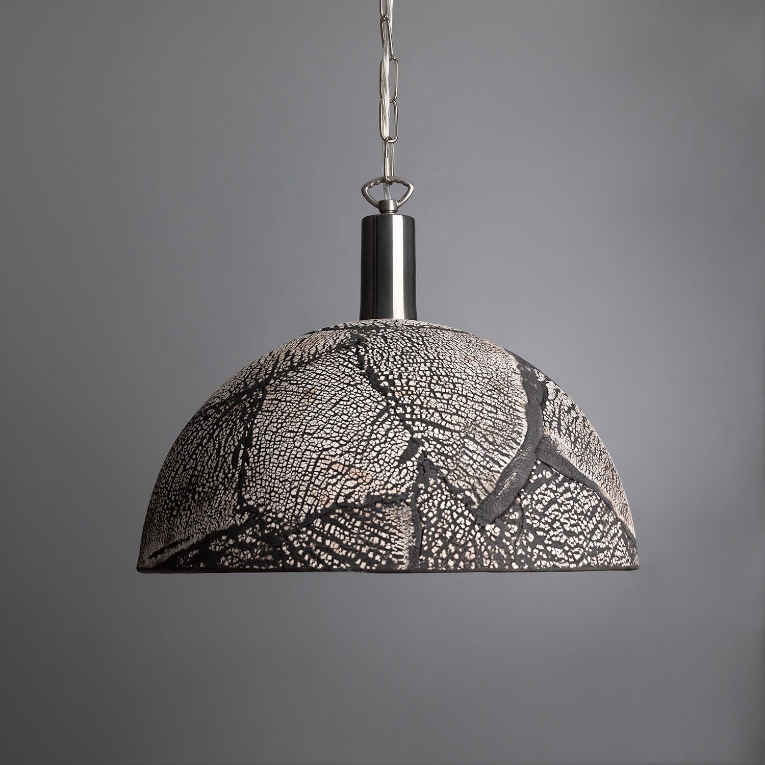 Lampada a sospensione a cupola in ceramica biologica con argilla nera Liora, 37cm | Lersk