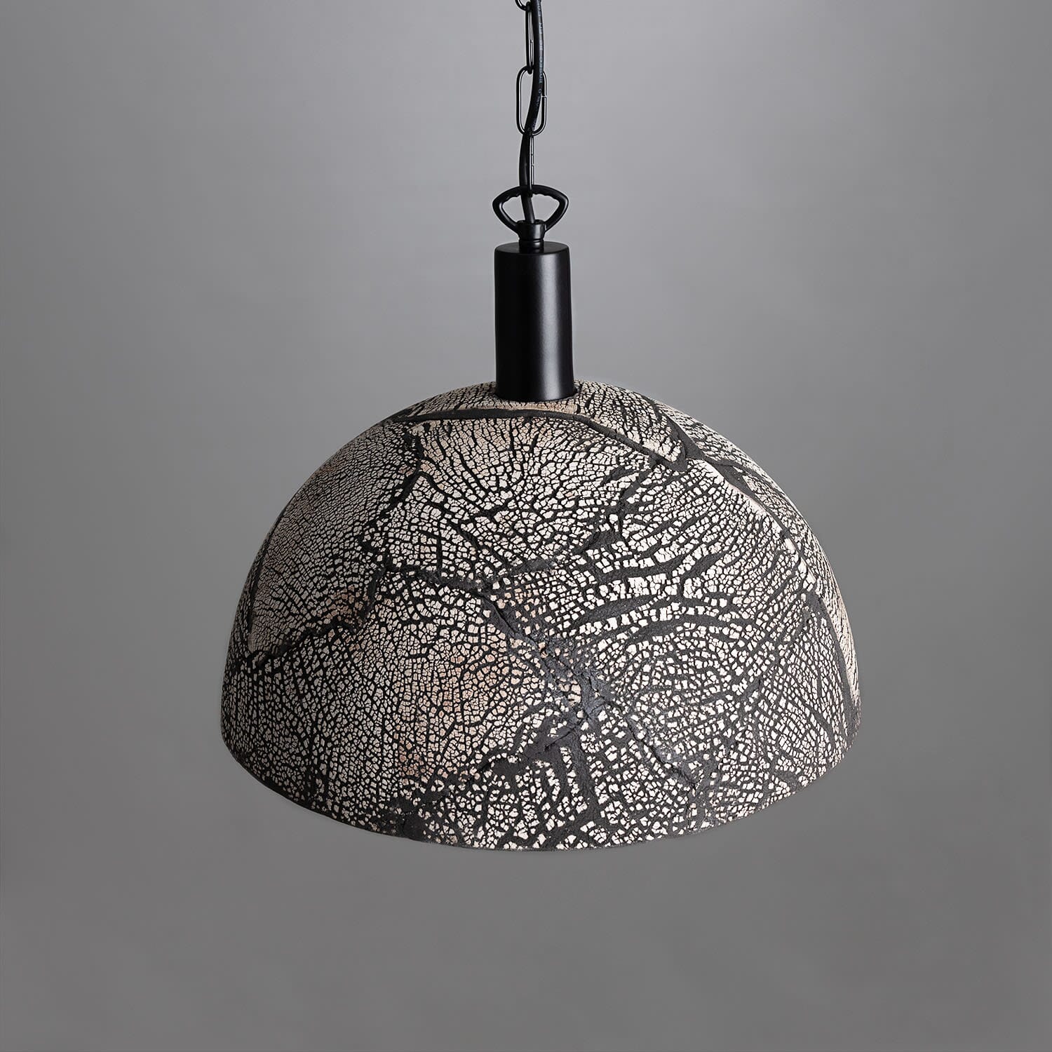 Lampada a sospensione a cupola in ceramica biologica con argilla nera Liora, 37cm | Lersk