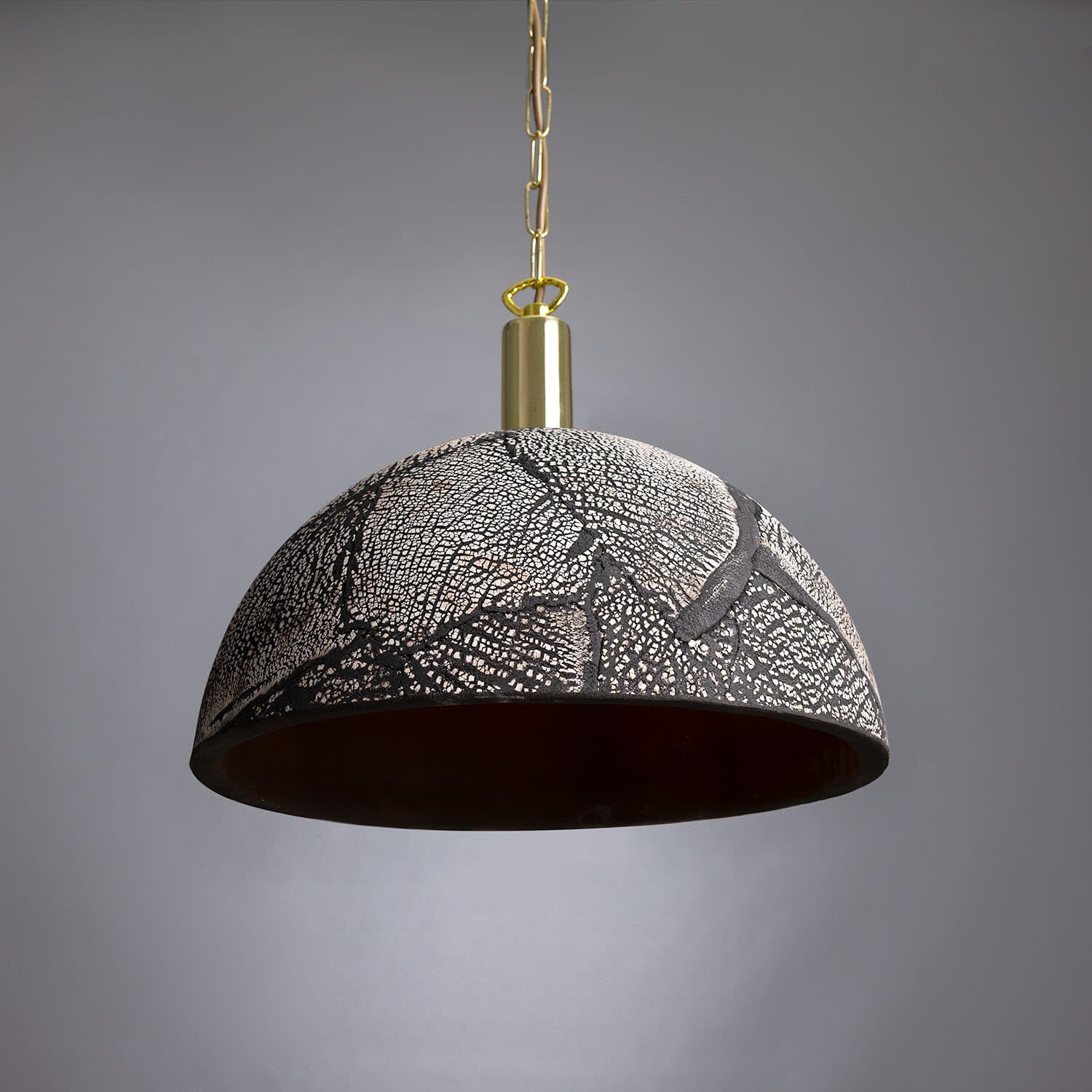 Lampada a sospensione a cupola in ceramica biologica con argilla nera Liora, 37cm | Lersk